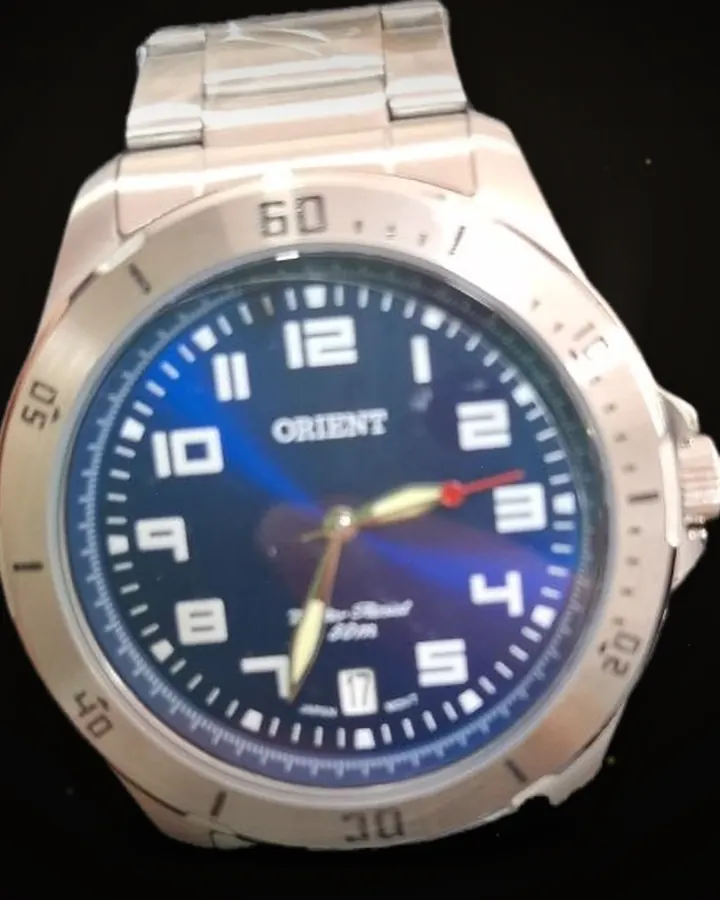 Relógio masculino Orient de aço com mostrador azul, em close